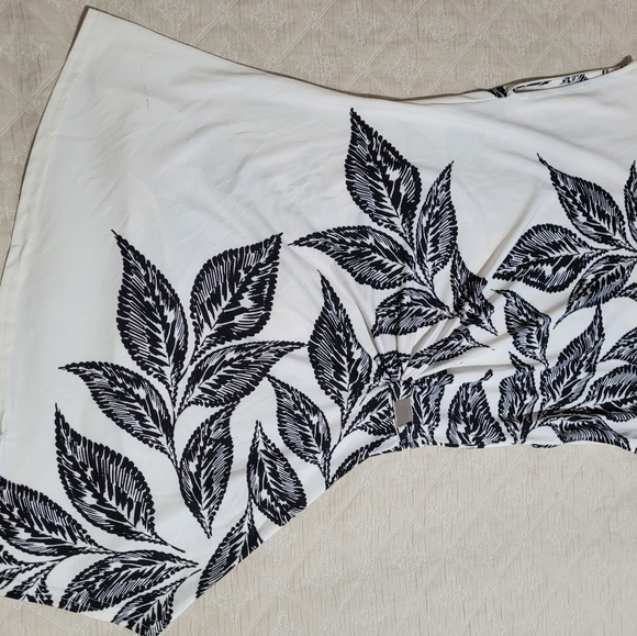 Le Chateau white top with black floral design and silver side buckle, XXS - Picture 3 of 5